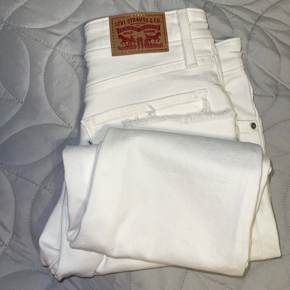 Levi’s white skinny Jean, ripped knee